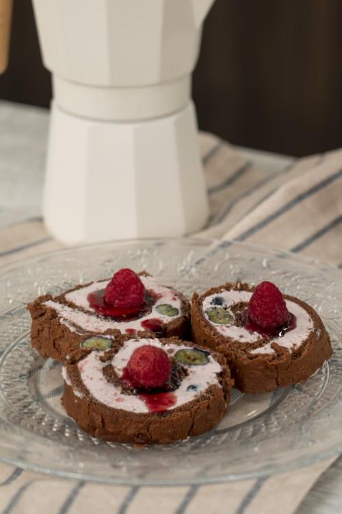 Biscuit al cacao con crema ai frutti di bosco