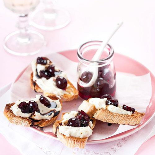 Bruschettine con Gorgonzola, Amarena Fabbri e Aceto Balsamico