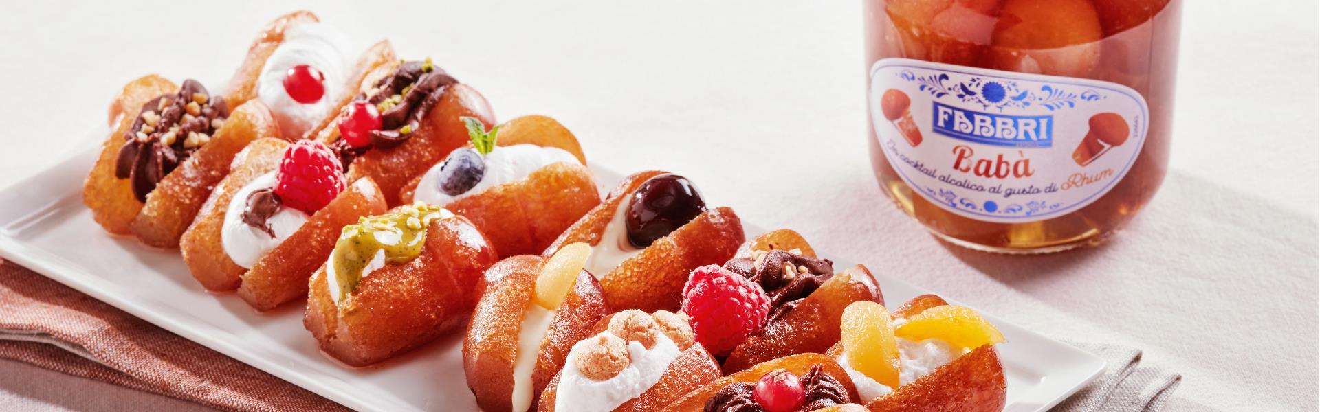 Babà in deliziosa bagna alcolica al rum: monoporzione golosa di un grande classico della pasticceria napoletana