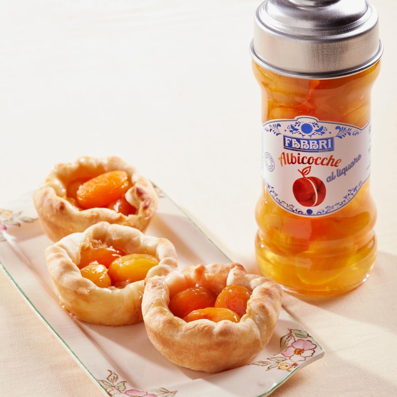Tartellette di sfoglia con crema e albicocche al liquore Fabbri