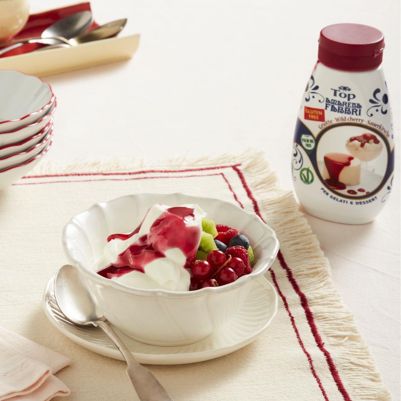 Coppa di yogurt con frutta fresca e topping Amarena Fabbri