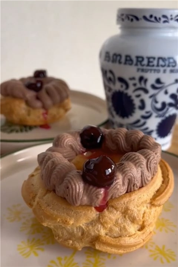 Zeppole con namelaka montata al fondente e Amarena Fabbri