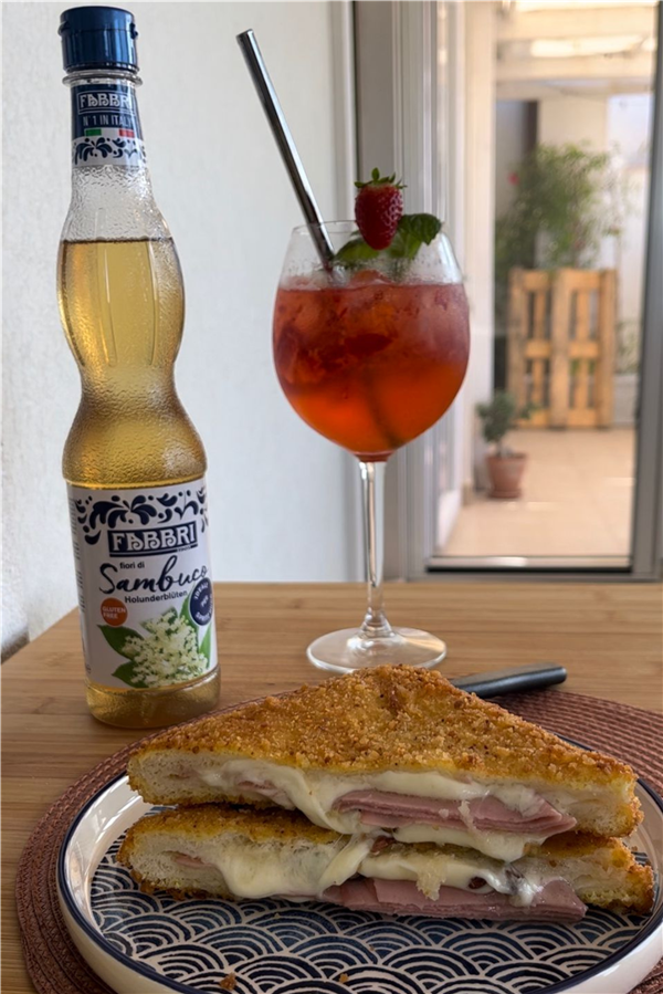 Finta mozzarella in carrozza accompagnata da Sciroppo Fiori di Sambuco Fabbri