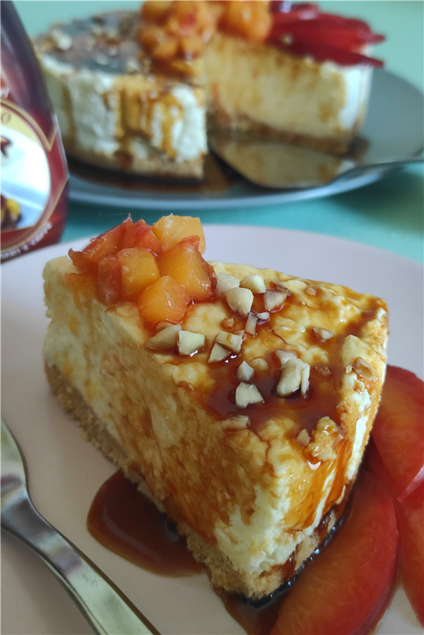Cheesecake senza cottura con pesche e Topping Caramello Fabbri