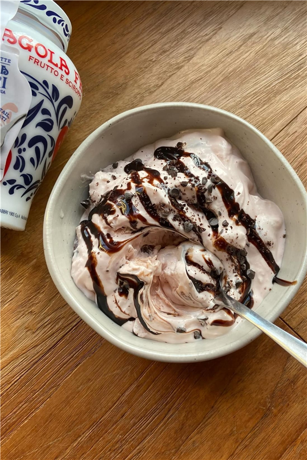 Coppa proteica con cioccolato e Fragola Fabbri