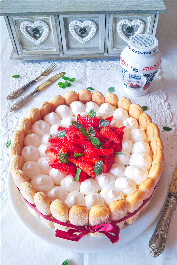 Charlotte con crema diplomatica, crema chantilly e Fragola Fabbri