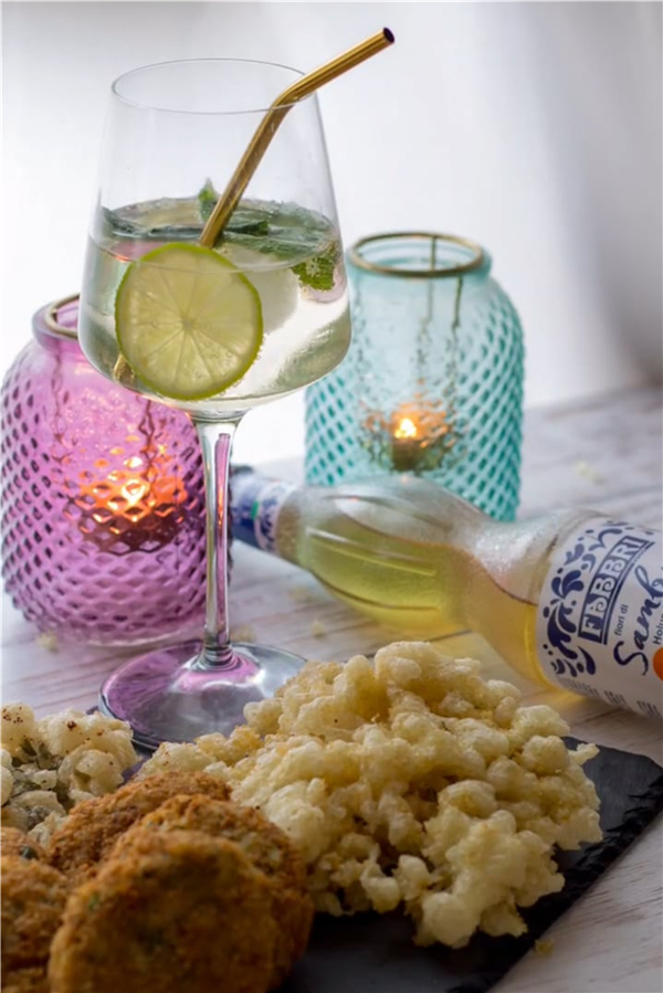 Spritz Hugo con crocchette di riso e fiori di sambuco in pastella