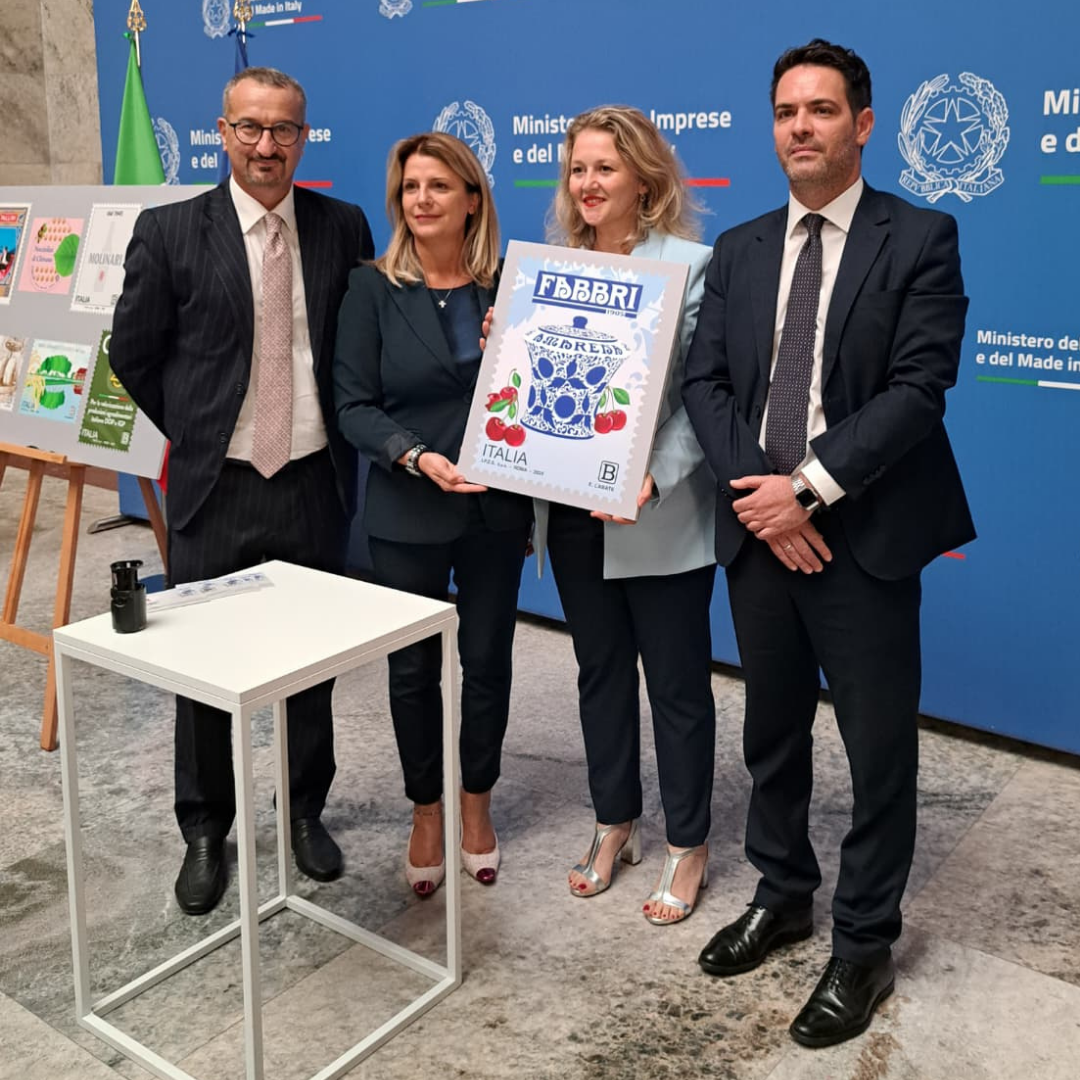L’iconico vaso Amarena Fabbri in un francobollo da collezione