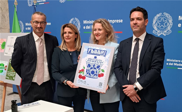 L’iconico vaso Amarena Fabbri in un francobollo da collezione